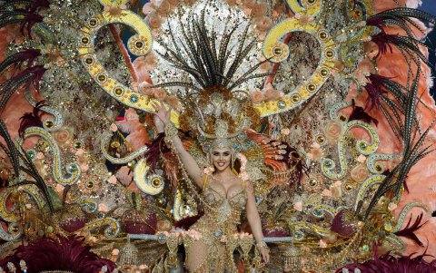 La candidata Patricia Lara González, con la fantasía Prohibida, durante la gala de elección de la Reina del Carnaval de Santa Cruz de Tenerife 2023 que se celebra hoy miércoles en el Recinto Ferial de la capital tinerfeña.