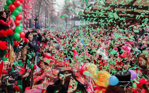 El Carnaval de Colonia se lleva a cabo durante seis días, conocidos como los ‘Días Locos’. Al carnaval de Colonia asisten 1,5 millones de personas y está lleno de fiestas, disfraces, cantos y bebidas.
