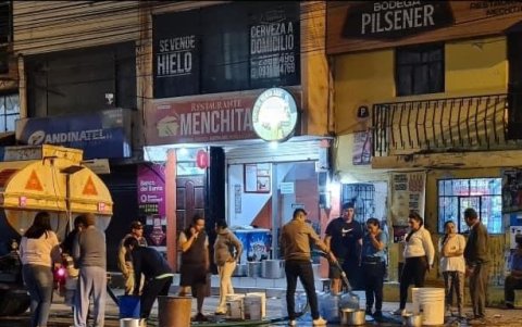 Apurados. Cuando el tanquero llega, los guayllabambeños salen con cualquier tipo de recipiente para tomar agua