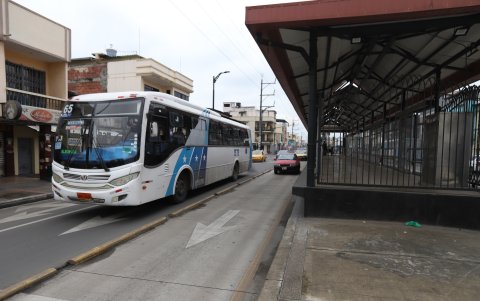 Aunque no está en funcionamiento la troncal, las paradas están con guardiania privada.