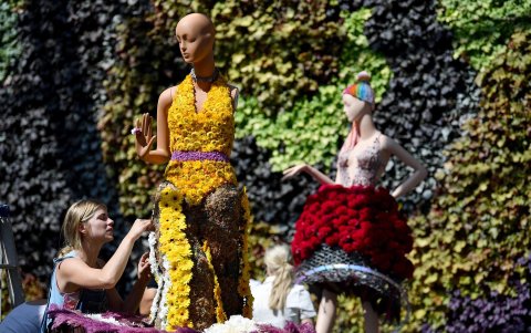 Se ve a artistas florales construyendo sus piezas para la exposición Fleurs de Villes: PRIDE como parte de Sydney WorldPride 2023 en The Calyx, Royal Botanic Gardens, en Sydney, Australia.