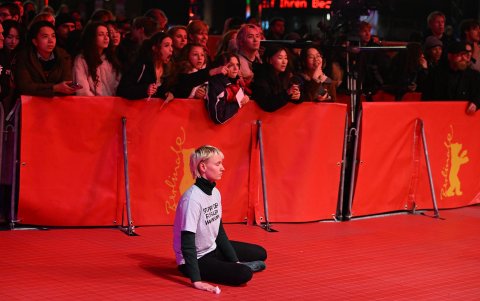 Un activista está pegado a la alfombra roja en la ceremonia de apertura de la 73ª edición del Festival Internacional de Cine de Berlín 'Berlinale' en Berlín.