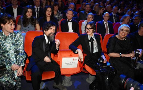 Peter Dinklage (C-L) y Rebecca Miller (C-R) asisten a la ceremonia de apertura de la 73ª edición del Festival Internacional de Cine de Berlín 'Berlinale' en Berlín, Alemania, el 16 de febrero de 2023.