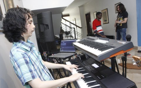 Los integrantes de la agrupación combinan la música con sus estudios universitarios.