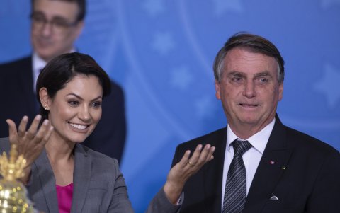 El expresidente de Brasil, Jair Bolsonaro (d) y la ex primera dama, Michelle Bolsonaro, en una fotografía de archivo.
