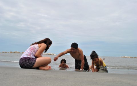 Una familia disfruta de la playa en uno de los balnearios de la provincia de El Oro.