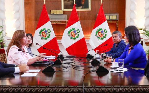 Presidencia de Perú que muestra a la mandataria Dina Boluarte mientras se reúne con la líder conservadora peruana Keiko Fujimori (d), en el Palacio de Gobierno en Lima