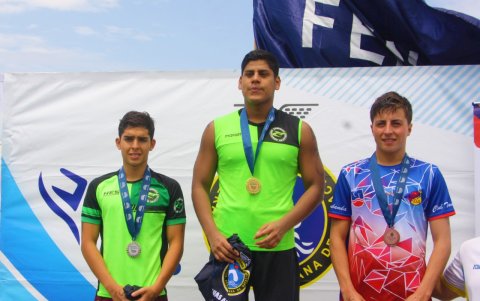 Farinango (c) como monarca de la prueba junto a Juan Alcívar (), vicecampeón.