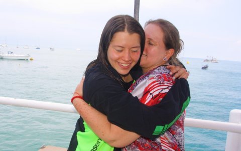 Victoria Abad celebró el título junto a su madre el día de la prueba.