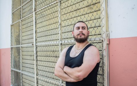 Tiene experiencia en el metal, pero también toca en una show band.