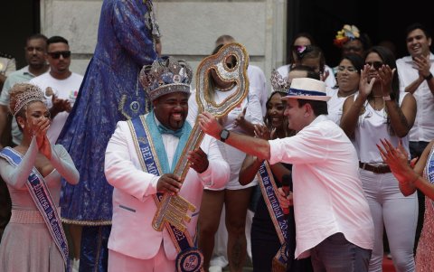Río de Janeiro entrega las llaves de la ciudad al Rey Momo y abre oficialmente las fiestas de Carnaval, que vuelven a celebrarse en su fecha original y con el esplendor habitual por primera vez desde el comienzo de la pandemia.