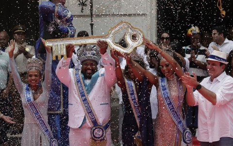 El Rey Momo, acompañado por la reina de carnaval y la princesa del carnaval, posa con la llave de la ciudad hoy, en Río de Janeiro (Brasil).