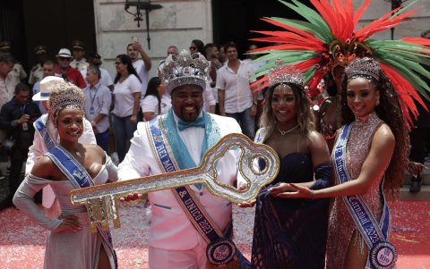 El Rey Momo de Río de Janeiro es un personaje considerado dueño del carnaval. La figura del Rey Momo se conserva desde 1933 y cada año es encarnada por un personaje público diferente, que suele ser alto y gordo, y que recibe las llaves de la ciudad de manos del alcalde en un acto en el que se declara oficialmente el inicio del Carnaval.