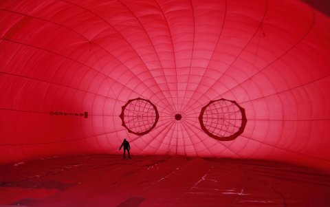Los participantes preparan sus globos para poder sobrevolar en la región de Moscú