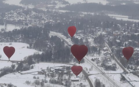 Globos aerostáticos flotan en el aire durante el festival de globos aerostáticos 'Festival of Hearts' en Dmitrov, a unos 70 km al norte de Moscú, Rusia, el 17 de febrero de 2023.