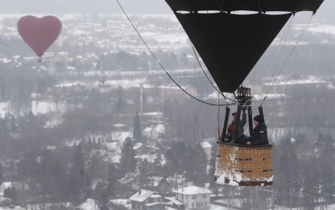 Participantes disfrutan del paisaje desde el cielo