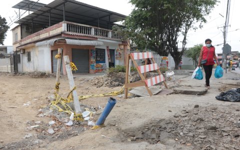 Las obras inconclusas en la ciudad generan molestias a hogares y negocios.