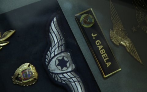 Insignias del entonces oficial de la FAE Jorge Gabela, quien fue asesinado en el portal de su casa. Él cuestionó la compra de helicópteros de la India en el Gobierno de Rafael Correa.