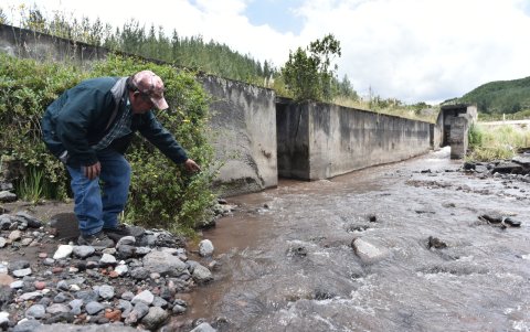 Bocatoma. Jaime Ramos indica el sistema de riego construido en 1960, el cual sería anegado por el material volcánico que descendería, en caso de erupción.