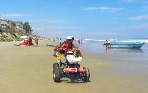 En algunas ocasiones, los mismos rescatistas utilizan sus instrumentos personales para ejercer su labor en las playas.