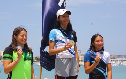 Danna Martínez (c) lideró los 10km aguas abiertas damas a manera de revancha tras retirarse de la disputa de los 5k por complicaciones.