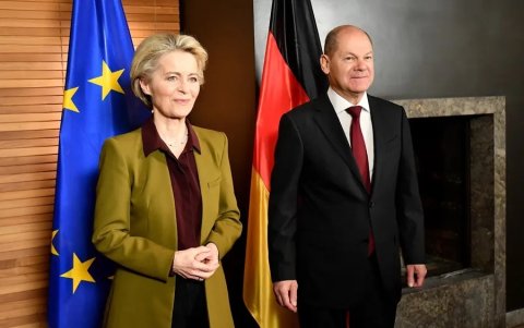 La presidenta de la Comisión Europea, Ursula von der Leyen y el canciller alemán, Olaf Scholz, hoy durante la conferencia de Múnich.