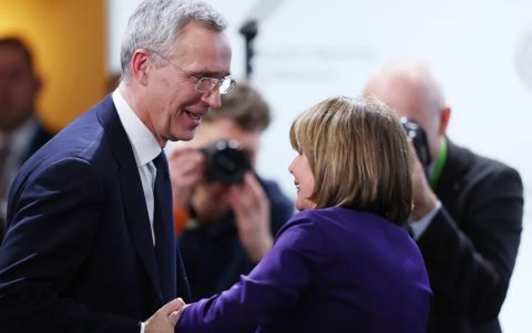 El secretario general de la OTAN, Jens Stoltenberg, habla con Nancy Pelosi, hoy en la conferencia de Múnich.