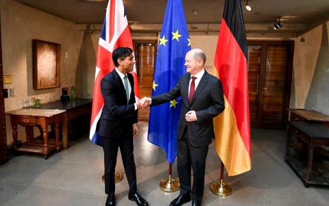 El primer ministro británico, Rishi Sunak (i), saluda al canciller alemán, Olaf Scholz , hoy durante la conferencia de Múnich.