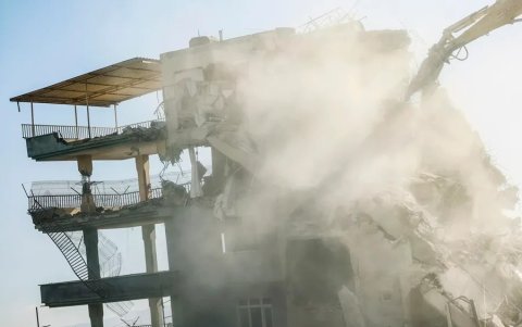 Excavadoras en zonas afectadas por los terremotos en Turquía.