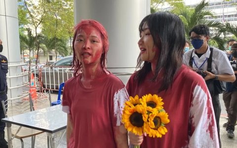Orawan Phuphong (i) y Tantawan Tuatulanon, durante una protesta en el Tribunal de lo Penal en Bangkok el pasado 16 de enero.
