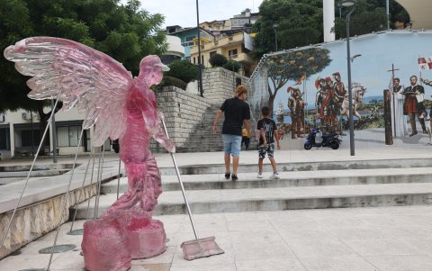 En el entorno de la Plaza Colón también están las esculturas en  memoria a las víctimas de la COVID-19.