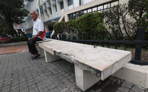 Moradores señalan a patinadores por el daño en los bancos.