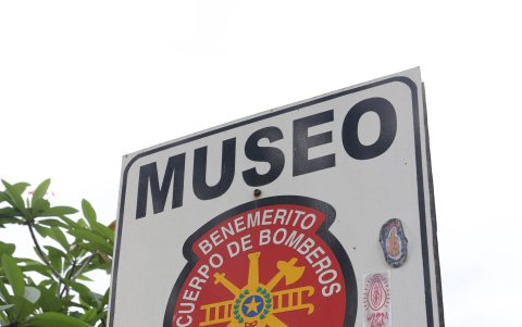 Ni la señalética de los bomberos se ha escapado de los grafiteros, aunque en el sector hay  rondas policiales.