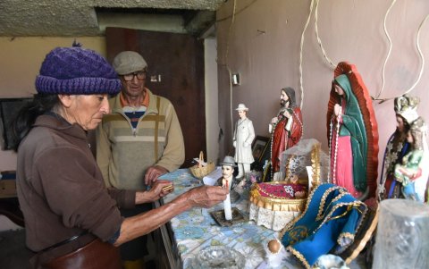 Pedidos. Los habitantes próximos al volcán confían que suceda un milagro.