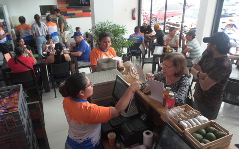 Japi Fish. Al mediodía del domingo en la Piazza de Ceibos, la gente opta por el encebollado, que hay desde 3,30 dólares.