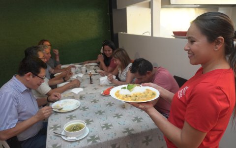 Plato Listo. El restaurante está ubicado en Limonal, cerca de la terminal terrestre. Aquí el plato más vendido es la guatita, porque cuesta 3 dólares y no le ponen saborizantes artificiales.