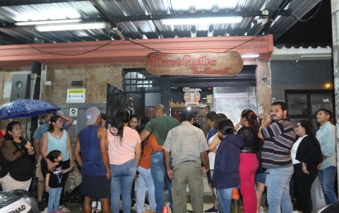 Rincón Rústico. En Samanes 2 y 4 lo que atrae son los asados, en especial la costilla de cerdo con ensalada y moro. El precio va desde $ 10.