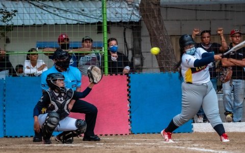 En Guayaquil se realizan torneos de sóftbol de hombres y mujeres.