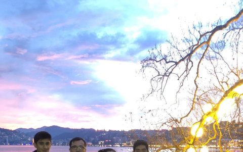 Alessandro (i) junto a sus padres David Reyes y Maricela Espinoza, quienes migraron a Italia en 1997 sin pensar que procrearían un hijo futbolista.