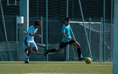 Tras descubrir que el fútbol era su deporte, el futbolista empezó jugando en equipos como Sociedad Sovicese, luego pasó al Renate, Visnova y Carugo Academy.