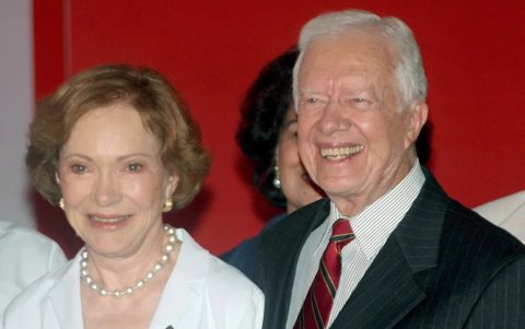 Fotografía de octubre de 2016 en la que se registró a Carter (d), junto a su esposa, Rosalinne, en Nueva Delhi (India).