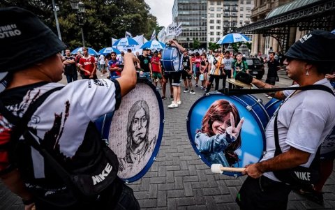 Simpatizantes y militantes kirchneristas marchan contra jueces de la Corte Suprema de Justicia y en respaldo a la vicepresidenta Cristina Fernández de Kirchner, en Buenos Aires (Argentina).