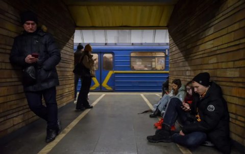 Gente refugiada en el metro de Kiev.