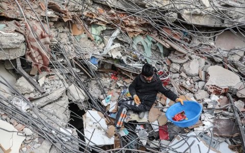 Un hombre busca entre los escombros de edificios tras el terremoto de Turquía