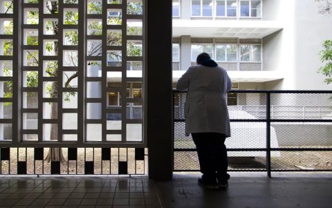 Un doctor descansa en un pasillo del Centro Médico de Puerto Rico, el 19 de enero de 2023, en San Juan (Puerto Rico).
