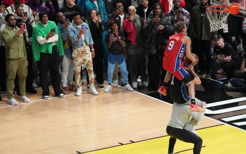 Mac McClung en uno de los mates espectaculares realizados.