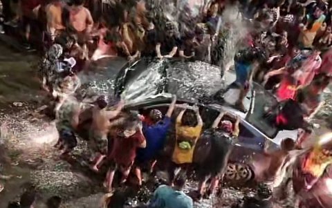 Así quedaron los vehículos tras pasar por el malecón la madrugada de este 20 de febrero.