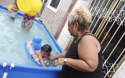 En Guayacanes y Sauces, se vio a los abuelos jugando con los más pequeños de casa.