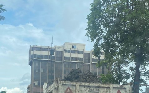 Vehículos pesados transitan sin protección