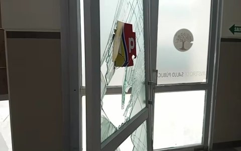 Los vidrios de las puertas quedaron rotos